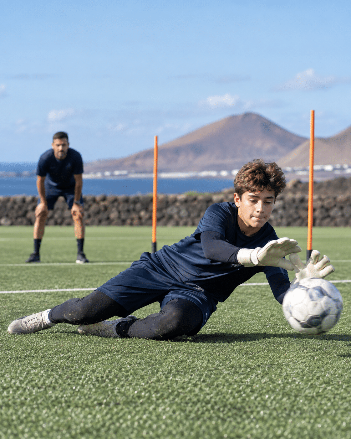 Portero juvenil entrenando una parada en la Academia IRM Lanzarote