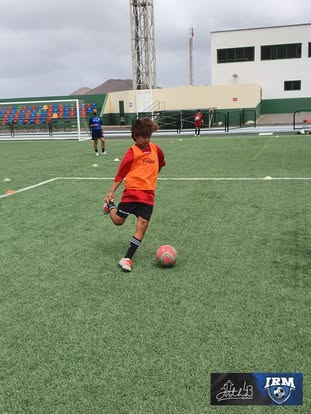 Joven futbolista trabajando la conducción con balón en un entrenamiento de IRM