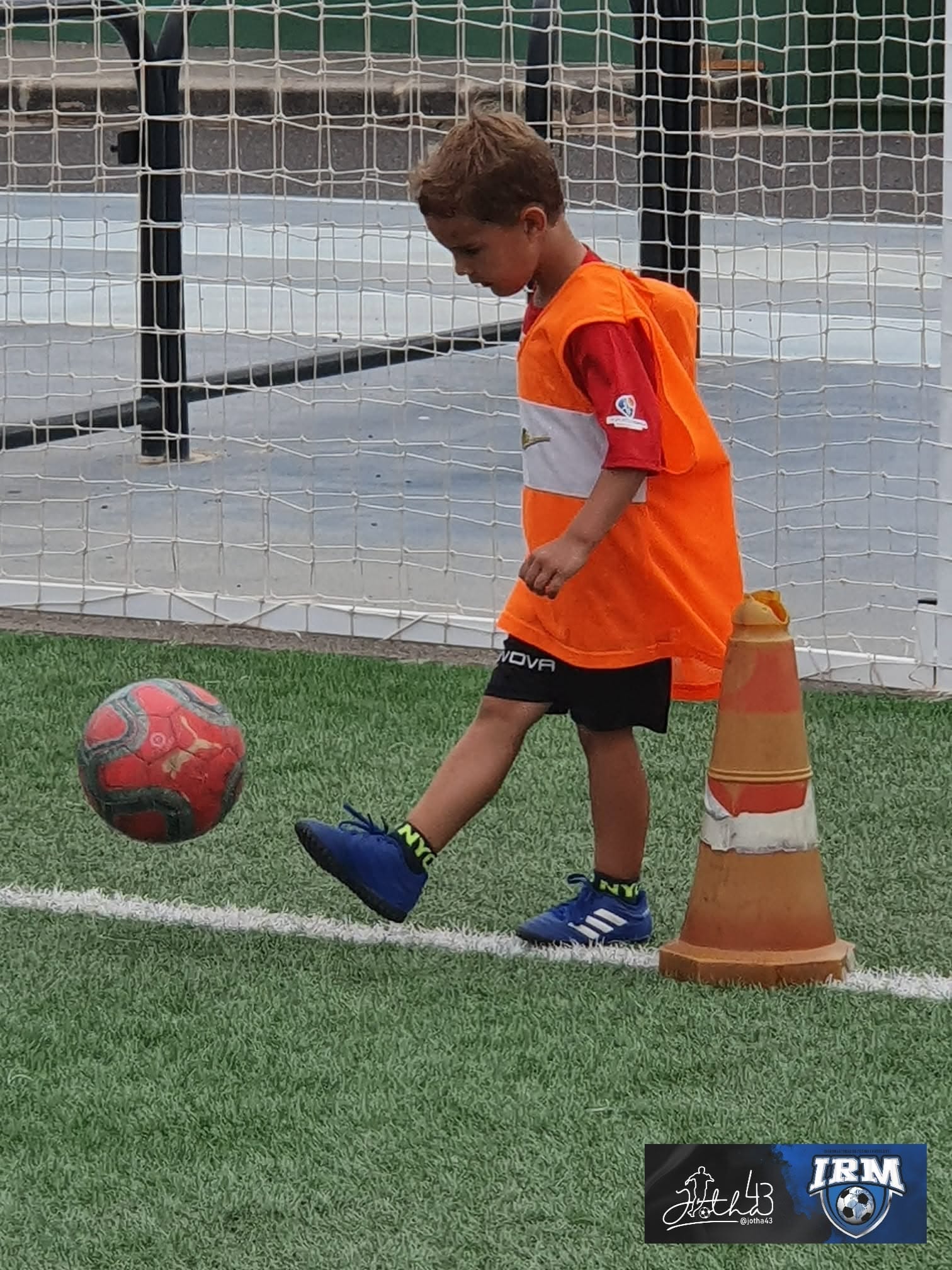 Joven futbolista practicando control de balón junto a una portería en un entrenamiento de IRM